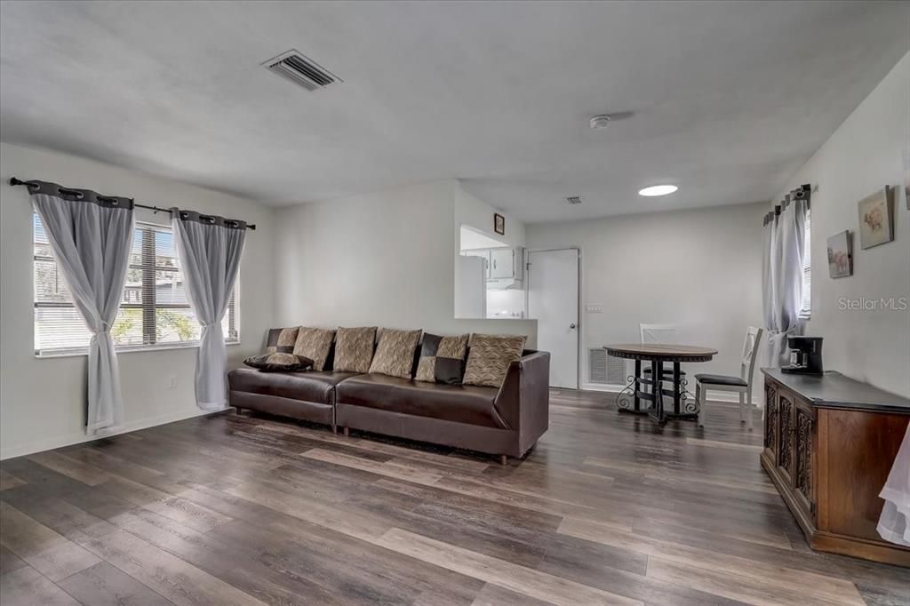 Recently Sold: $200,000 (2 beds, 1 baths, 1160 Square Feet)