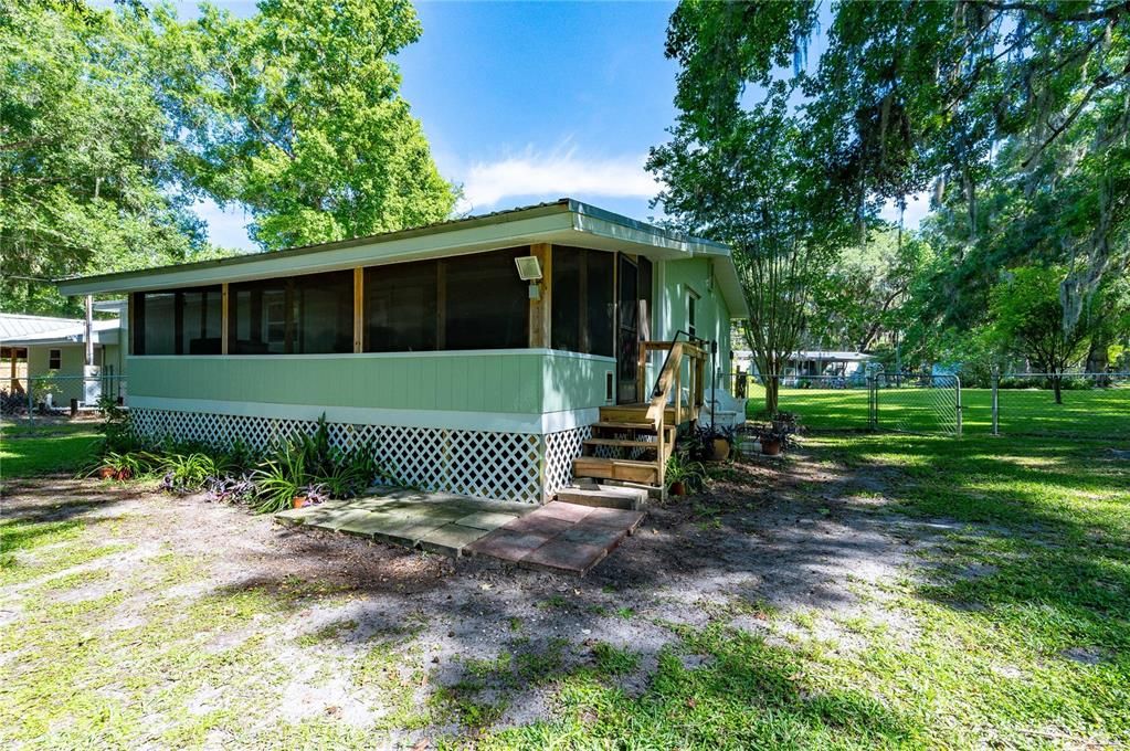 Recently Sold: $195,000 (3 beds, 2 baths, 1465 Square Feet)