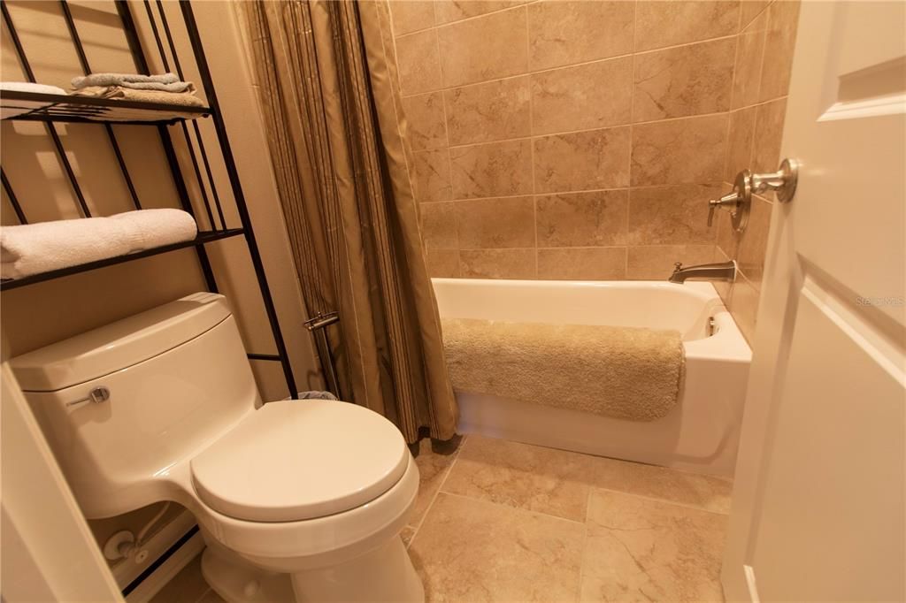 Недавно арендовано: $6,000 (4 спален, 3 ванн, 4115 Квадратных фут)