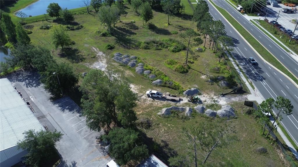 待售: $2,745,500 (3.23 acres)