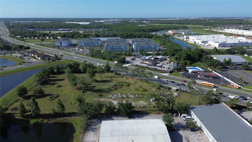 待售: $2,745,500 (3.23 acres)