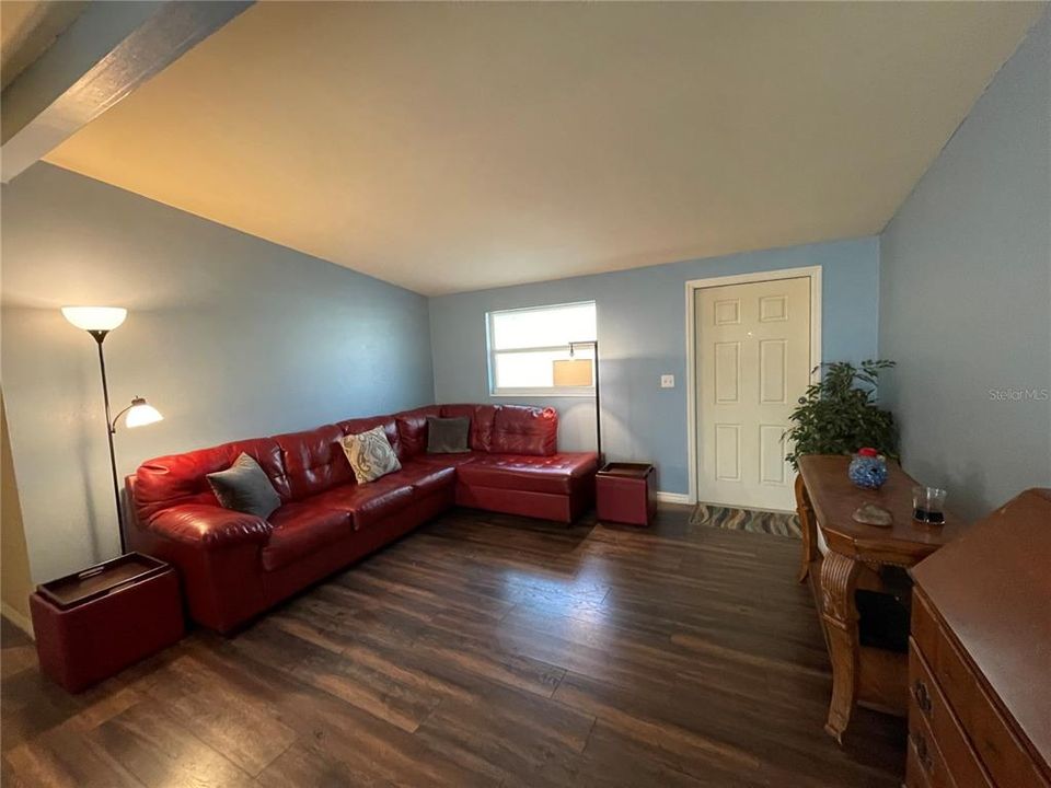 Recently Sold: $210,000 (3 beds, 1 baths, 888 Square Feet)