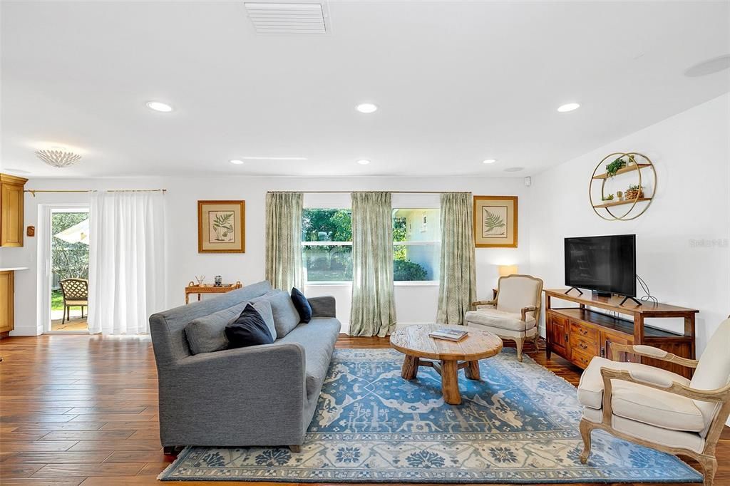 Recently Sold: $899,000 (4 beds, 3 baths, 1946 Square Feet)