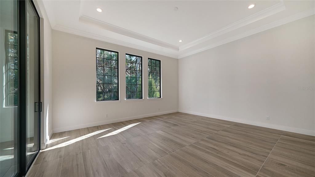 Bonus room with sliding doors to lanai