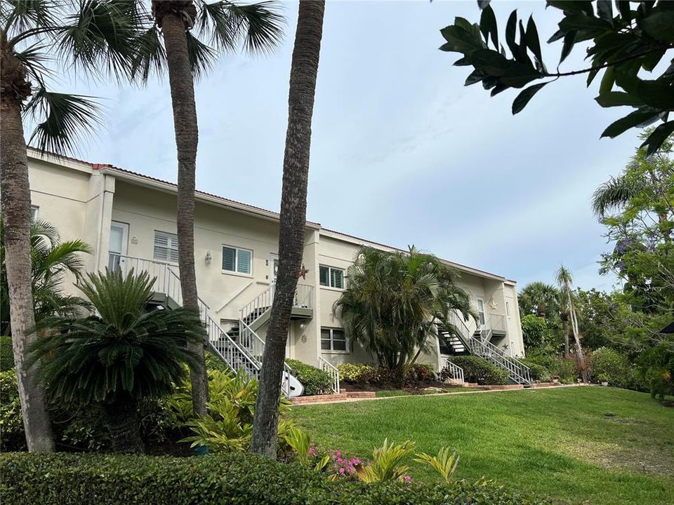 Recently Sold: $900,000 (2 beds, 2 baths, 1170 Square Feet)