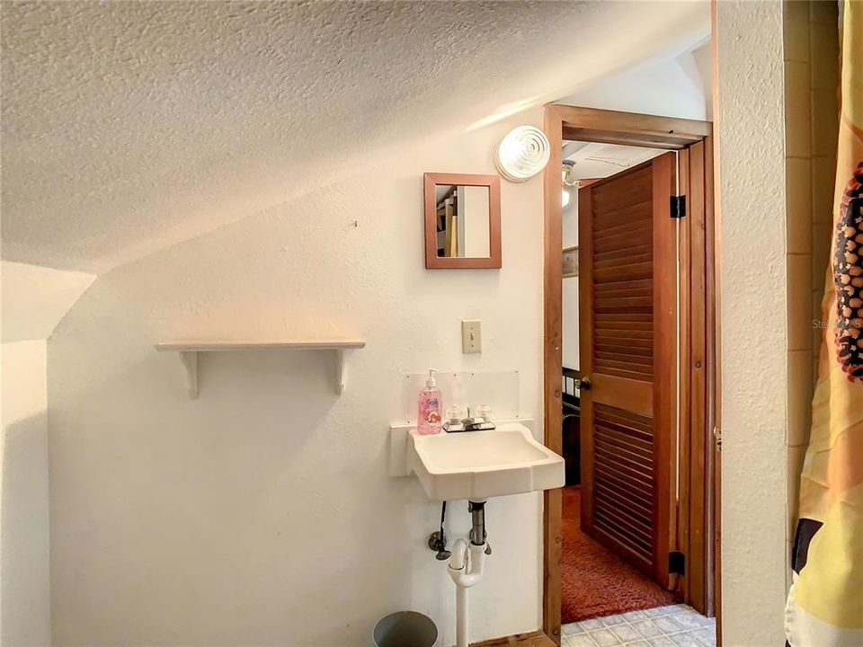 Vendido Recientemente: $398,500 (3 camas, 2 baños, 2080 Pies cuadrados)