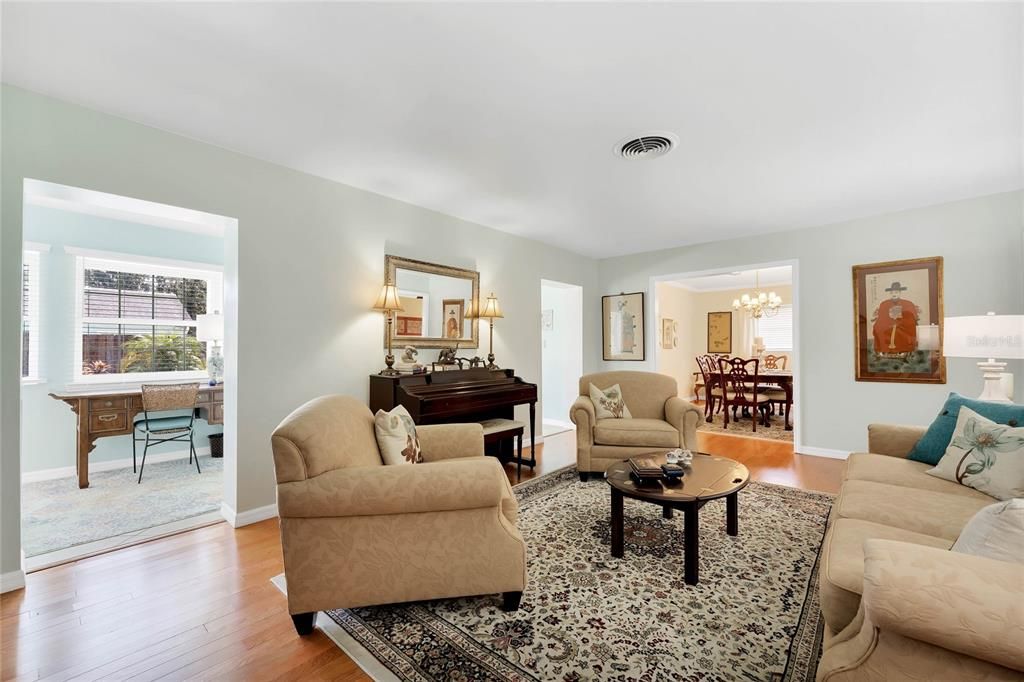Recently Sold: $689,000 (3 beds, 3 baths, 2373 Square Feet)