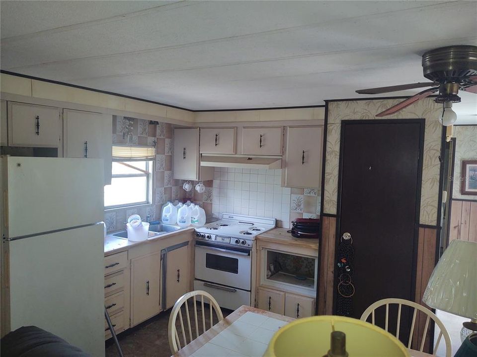 For Sale: $125,000 (2 beds, 2 baths, 784 Square Feet)