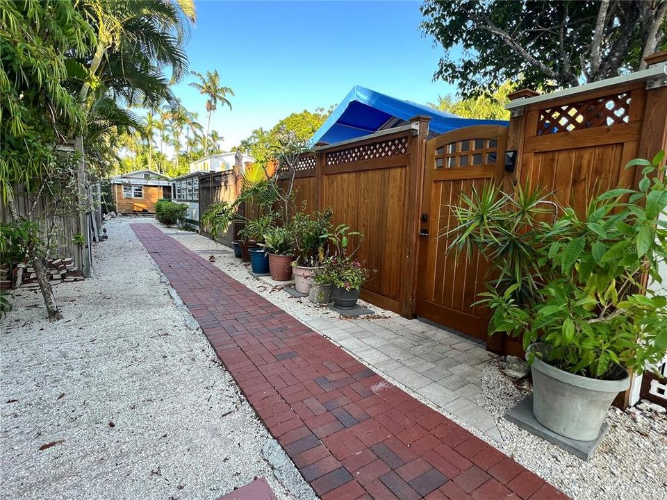 Recently Sold: $525,000 (1 beds, 1 baths, 393 Square Feet)