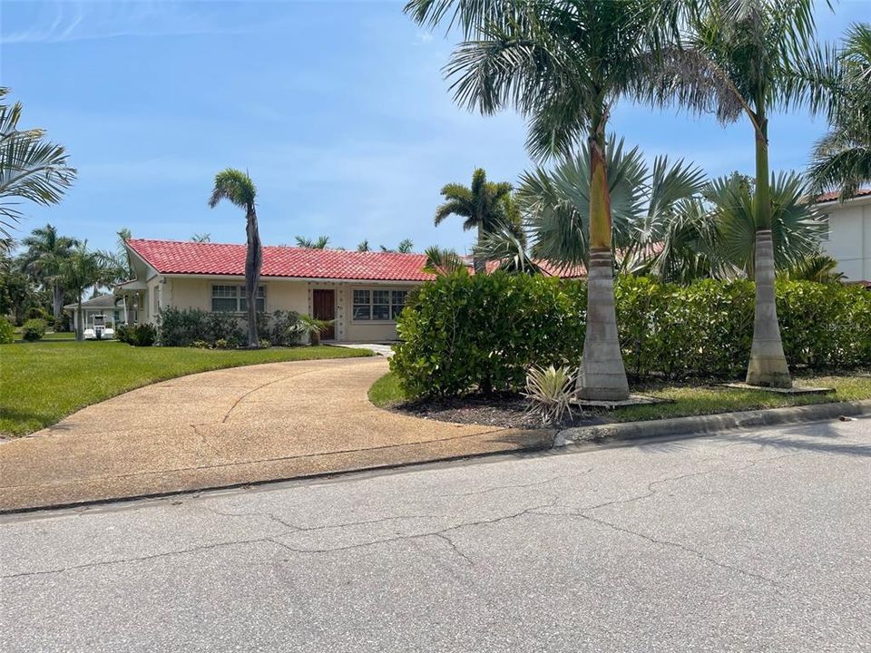 Recently Sold: $3,100,000 (3 beds, 2 baths, 1936 Square Feet)