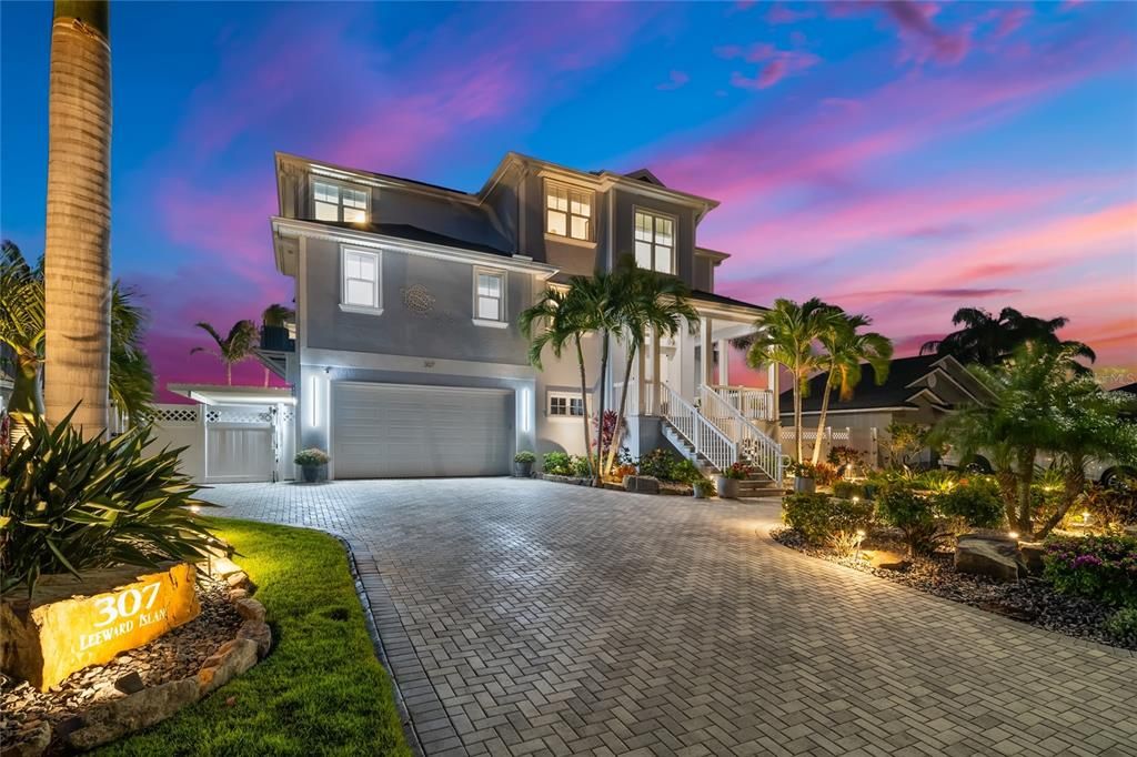 Recently Sold: $3,350,000 (3 beds, 3 baths, 3304 Square Feet)