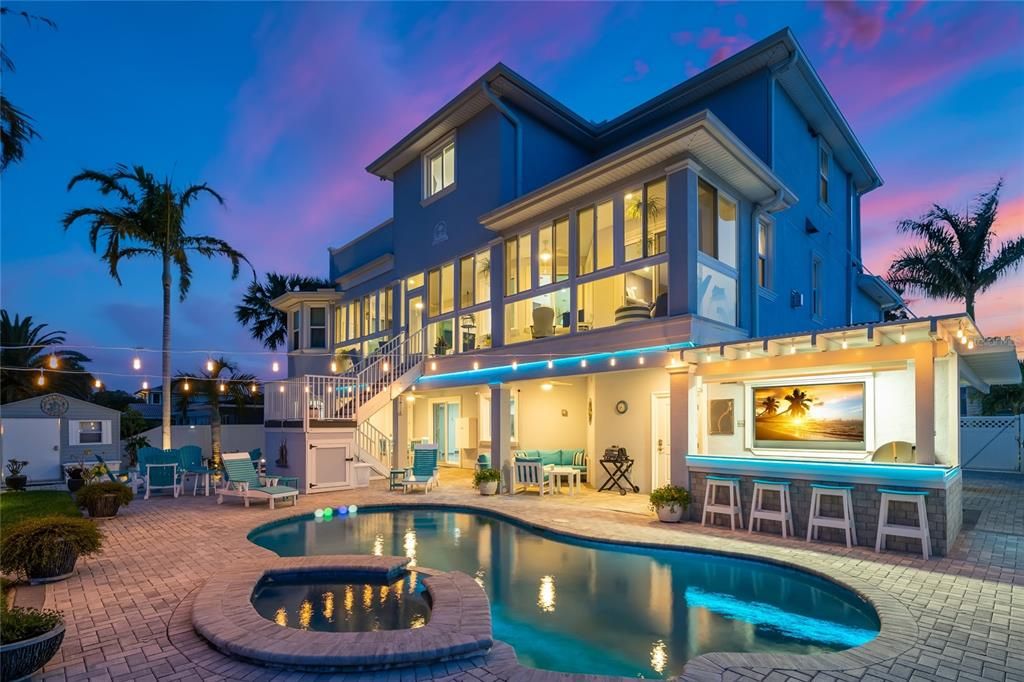 Recently Sold: $3,350,000 (3 beds, 3 baths, 3304 Square Feet)