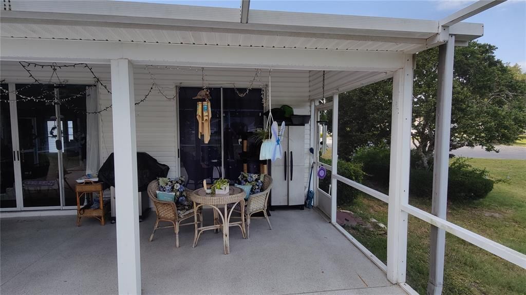 Covered area of lanai.