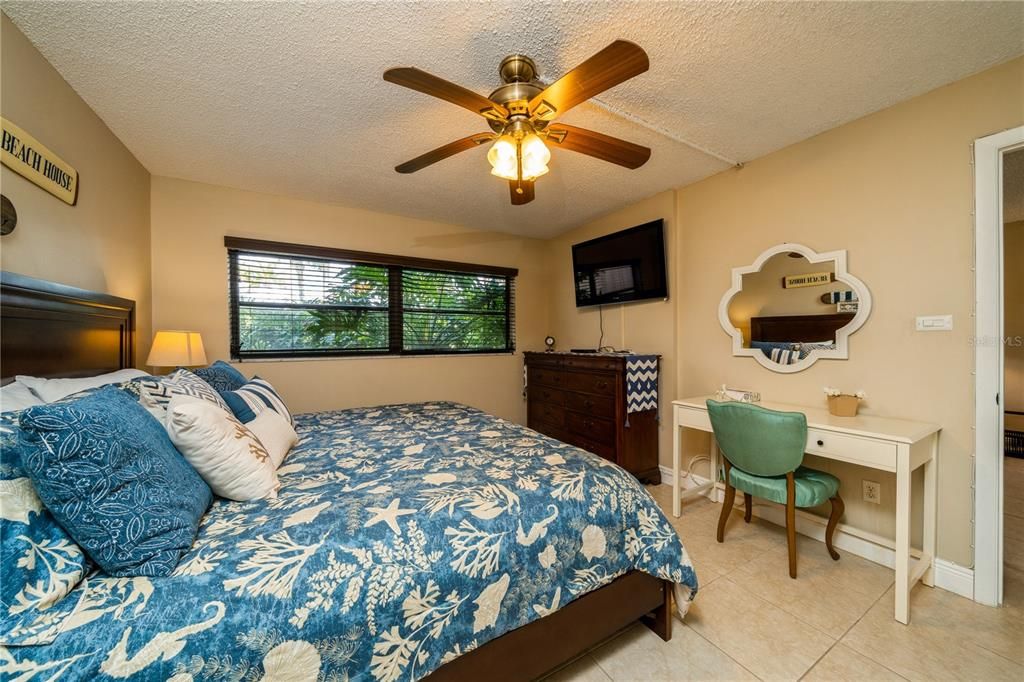 Recently Sold: $280,000 (1 beds, 2 baths, 689 Square Feet)