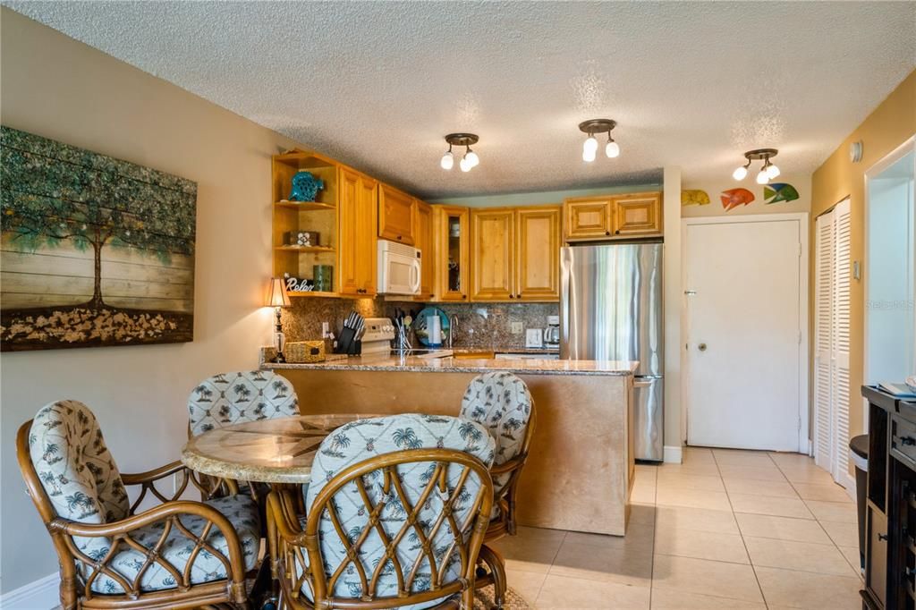 Recently Sold: $280,000 (1 beds, 2 baths, 689 Square Feet)