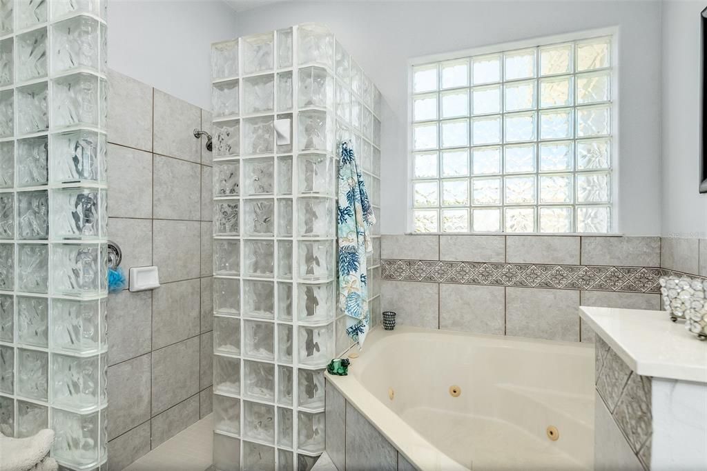 最近售出: $719,999 (4 贝兹, 3 浴室, 2730 平方英尺)