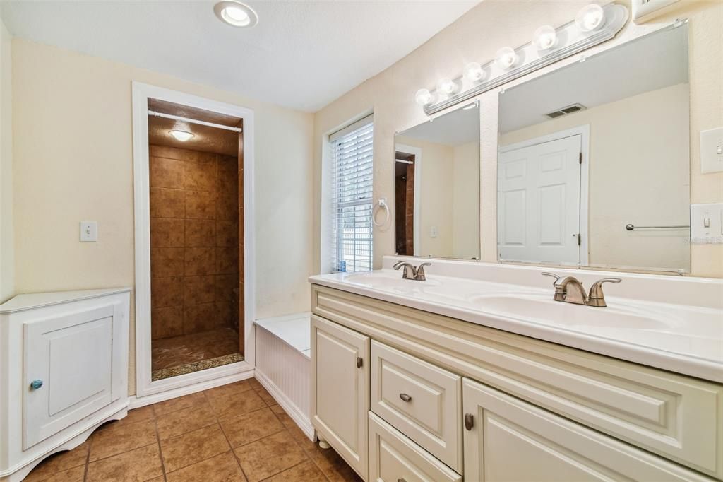 最近售出: $650,000 (4 贝兹, 3 浴室, 1882 平方英尺)