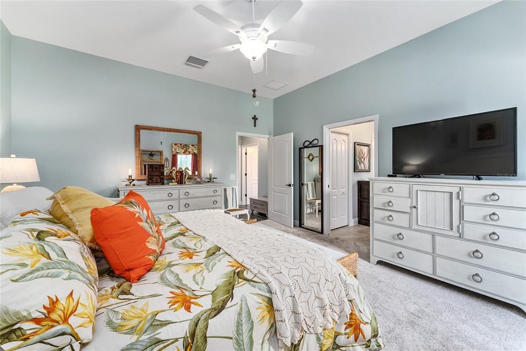 Recently Sold: $715,000 (3 beds, 3 baths, 1941 Square Feet)