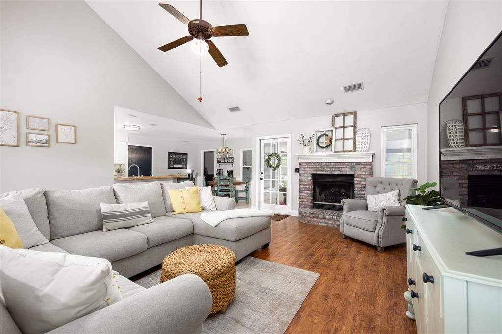 Recently Sold: $465,000 (3 beds, 2 baths, 1920 Square Feet)