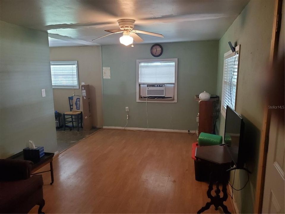 Recently Sold: $174,900 (2 beds, 1 baths, 916 Square Feet)