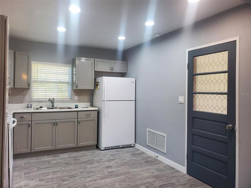 Recently Rented: $1,450 (2 beds, 1 baths, 896 Square Feet)