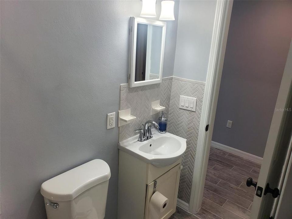 Recently Rented: $1,450 (2 beds, 1 baths, 896 Square Feet)