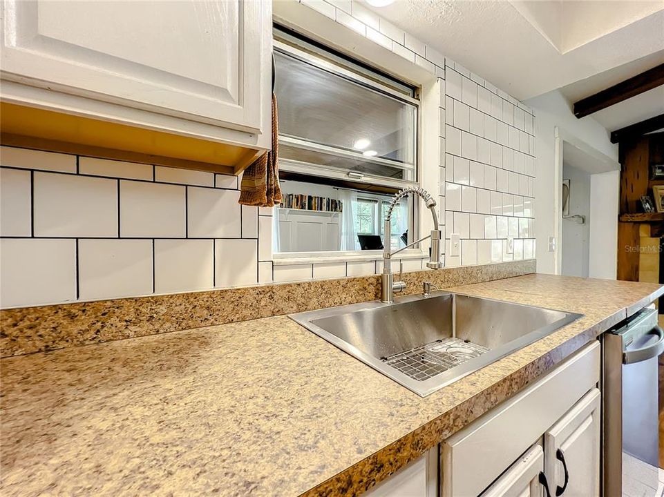 Vendido Recientemente: $299,000 (3 camas, 2 baños, 1652 Pies cuadrados)