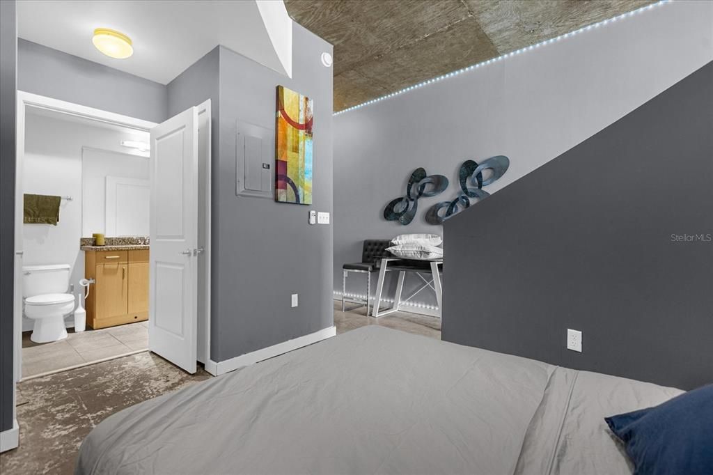 Recently Sold: $285,000 (1 beds, 1 baths, 837 Square Feet)