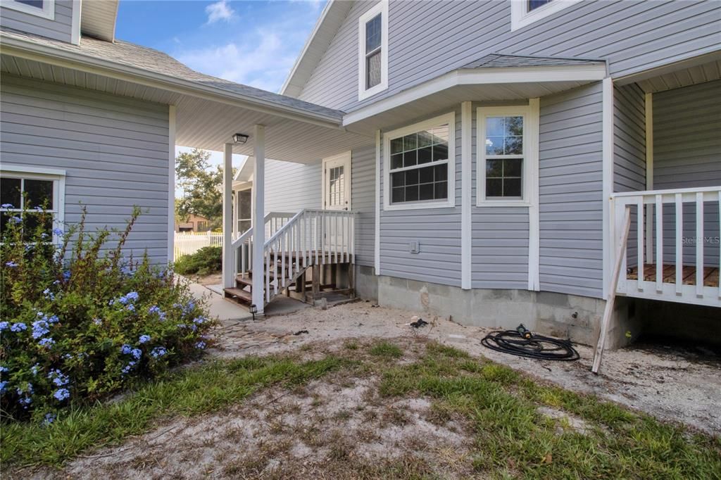 Covered breezeway from house to garage