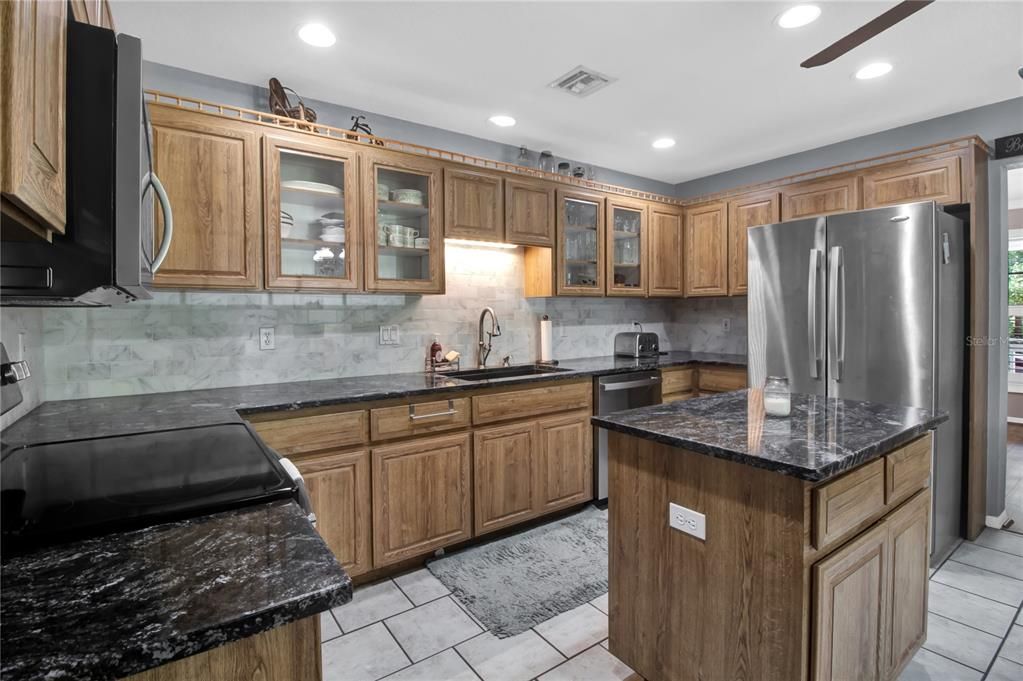 BEAUTIFUL kitchen with GRANITE, STAINLESS STEEL APPLIANCES !