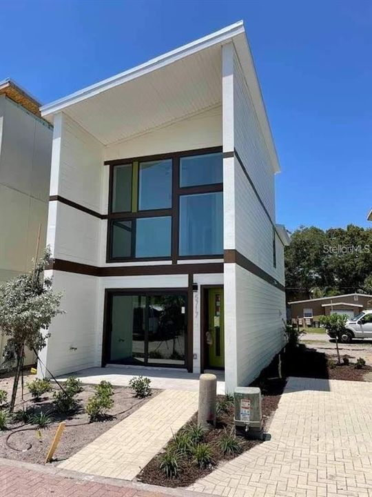 最近售出: $311,900 (2 贝兹, 2 浴室, 990 平方英尺)