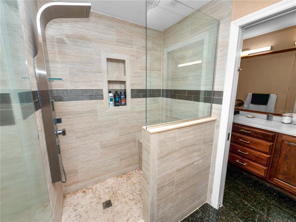 最近售出: $1,000,000 (5 贝兹, 3 浴室, 4140 平方英尺)