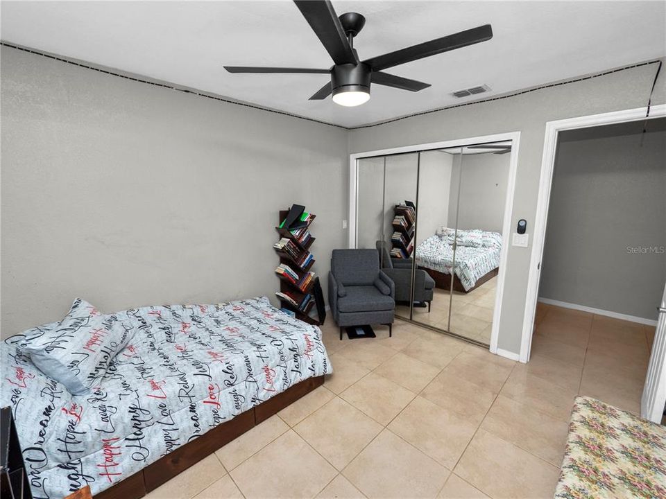 Vendido Recientemente: $1,000,000 (5 camas, 3 baños, 4140 Pies cuadrados)