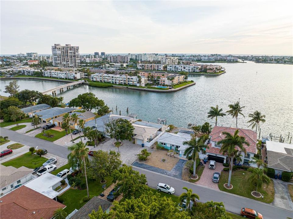 For Sale: $1,049,000 (2 beds, 2 baths, 1247 Square Feet)