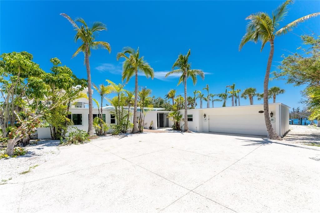 Recently Sold: $2,400,000 (5 beds, 4 baths, 4081 Square Feet)