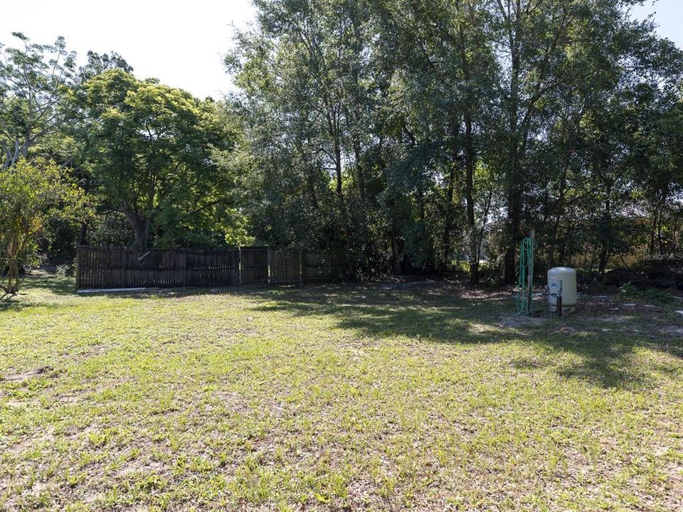 最近售出: $42,000 (0.24 acres)
