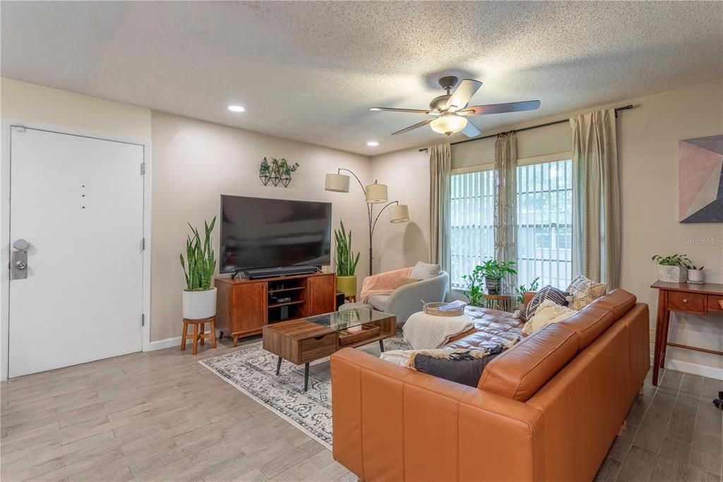 Recently Sold: $214,000 (1 beds, 1 baths, 636 Square Feet)