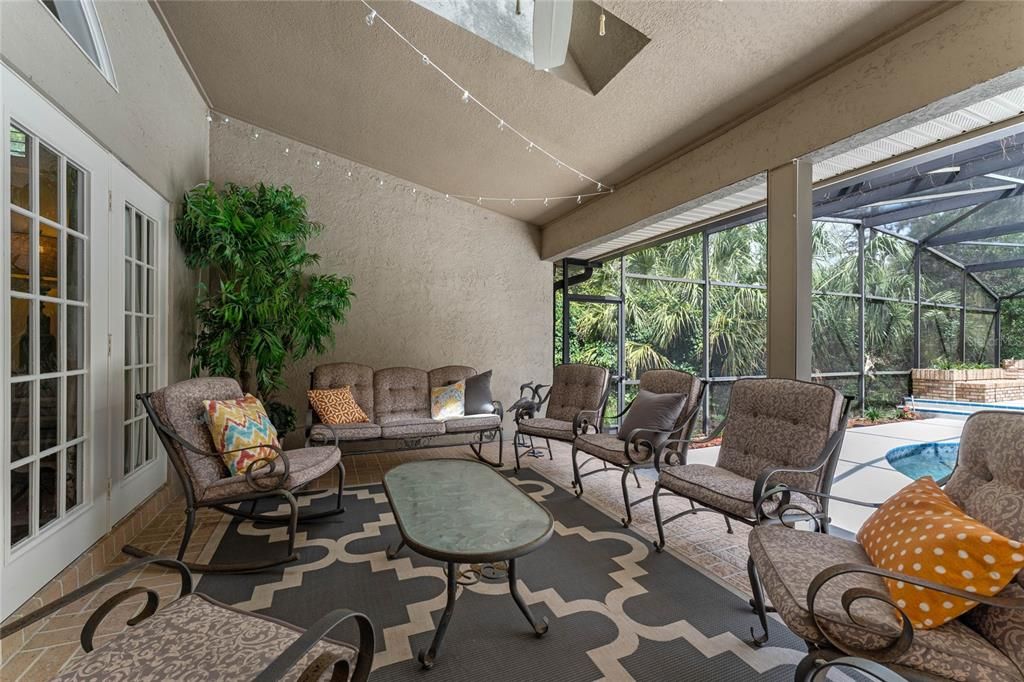 Recently Sold: $900,000 (6 beds, 4 baths, 4753 Square Feet)