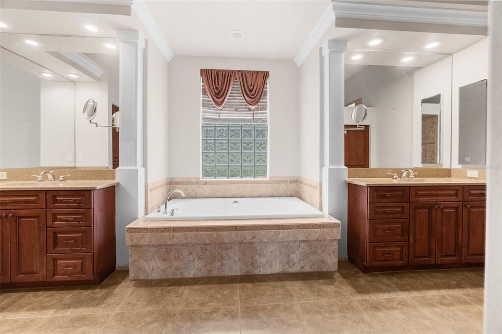 最近售出: $995,000 (5 贝兹, 5 浴室, 5142 平方英尺)
