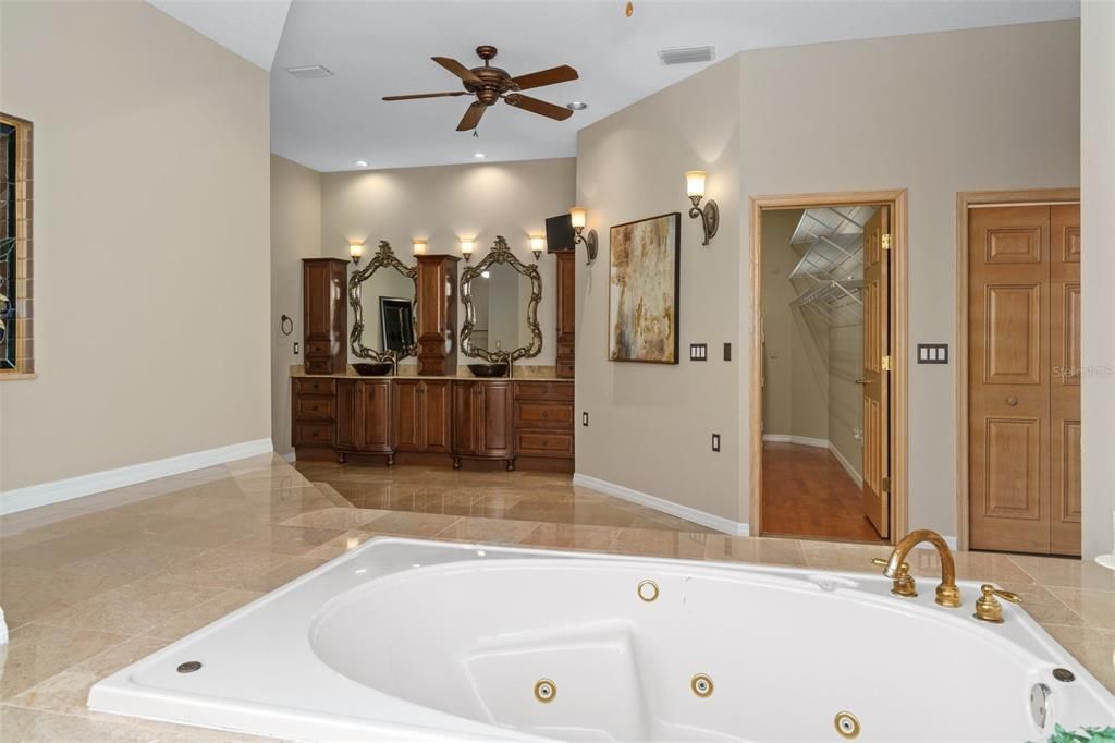 Недавно продано: $1,095,000 (4 спален, 4 ванн, 5549 Квадратных фут)