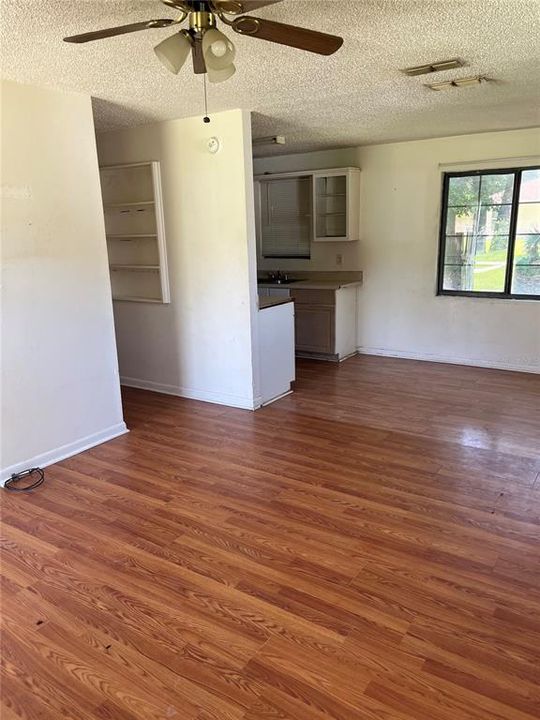 Active With Contract: $99,900 (3 beds, 2 baths, 984 Square Feet)
