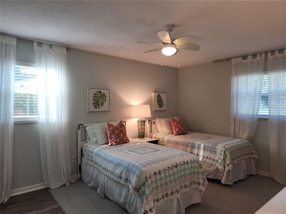 This 2nd bedroom features 2 twin beds and also has it's own private en suite bathroom.