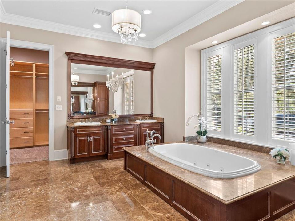 Недавно продано: $3,500,000 (5 спален, 5 ванн, 5648 Квадратных фут)