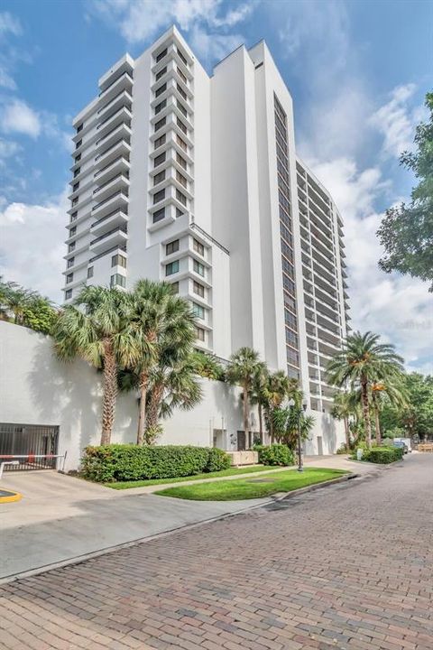 Recently Sold: $299,933 (1 beds, 1 baths, 983 Square Feet)