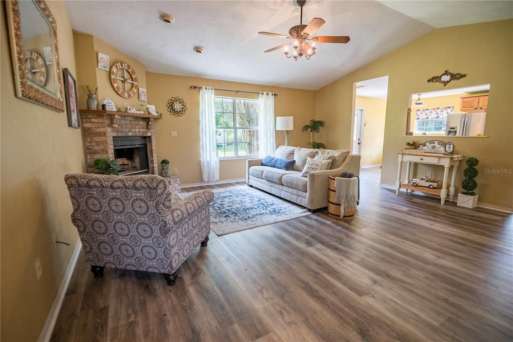 Recently Sold: $376,500 (4 beds, 2 baths, 1596 Square Feet)