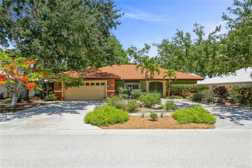 Recently Sold: $650,000 (3 beds, 2 baths, 2455 Square Feet)
