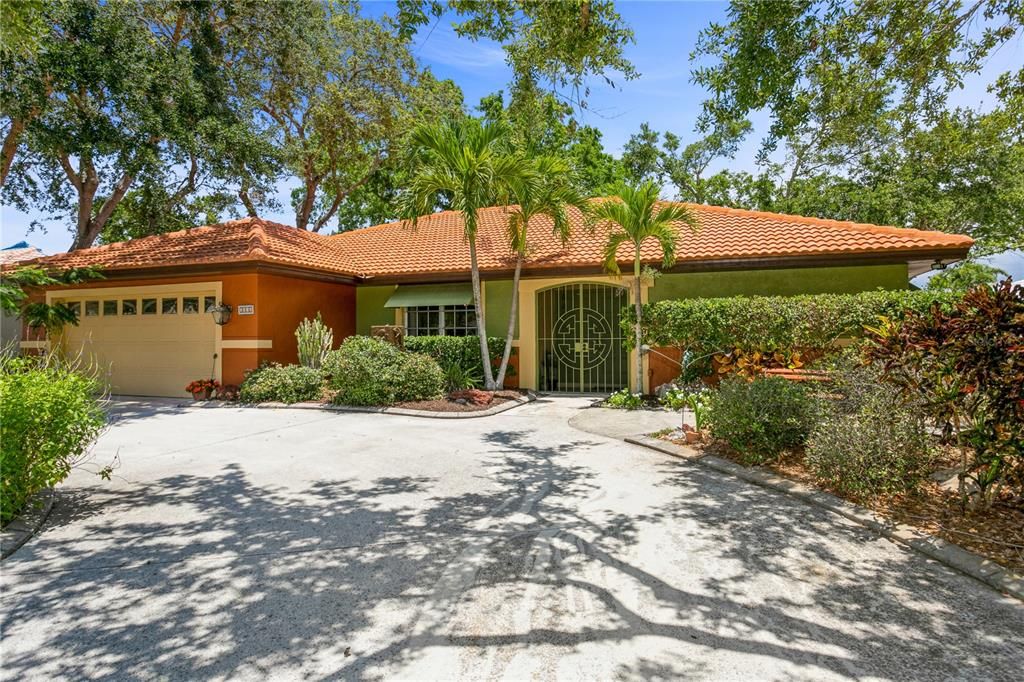 Recently Sold: $650,000 (3 beds, 2 baths, 2455 Square Feet)