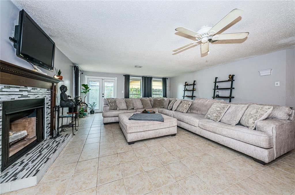 Recently Sold: $350,000 (3 beds, 2 baths, 1302 Square Feet)
