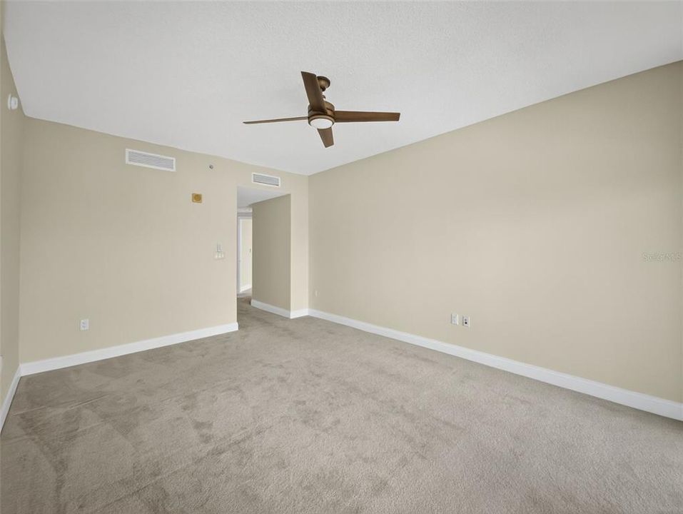 合同活跃: $439,000 (3 贝兹, 3 浴室, 2079 平方英尺)