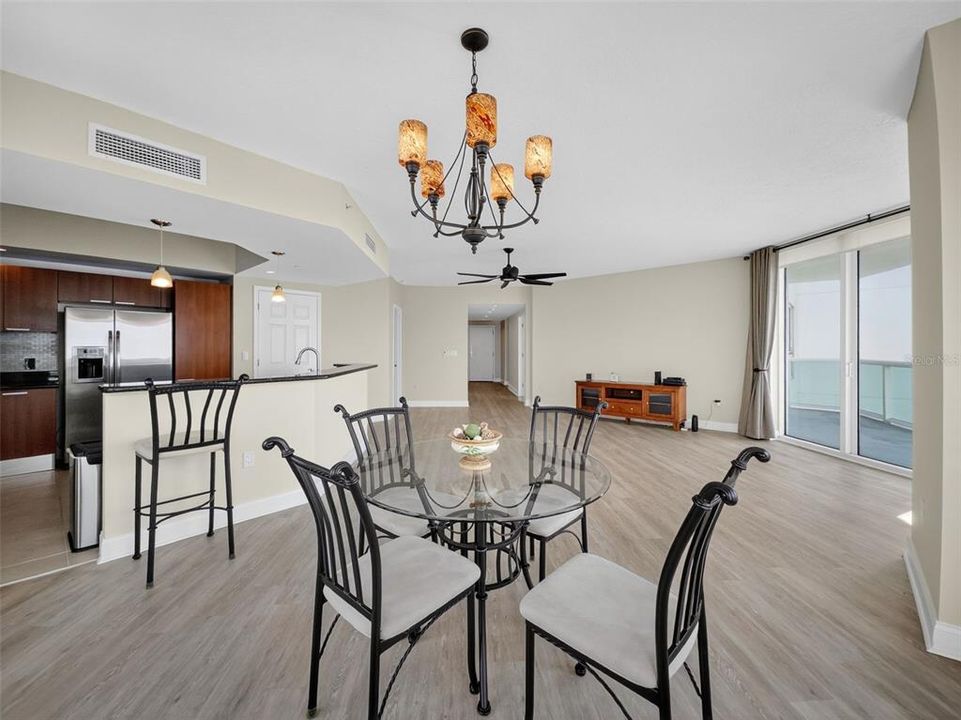 合同活跃: $439,000 (3 贝兹, 3 浴室, 2079 平方英尺)